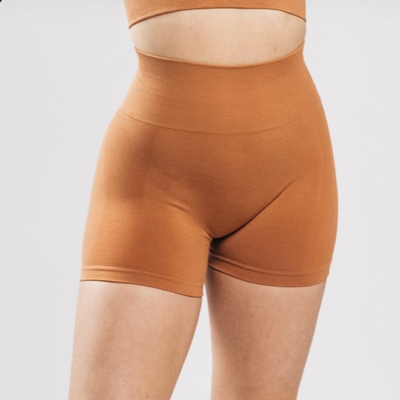 NWT Alphalete Amplify Mandarin 3.5” Short - Picture 3 of 4